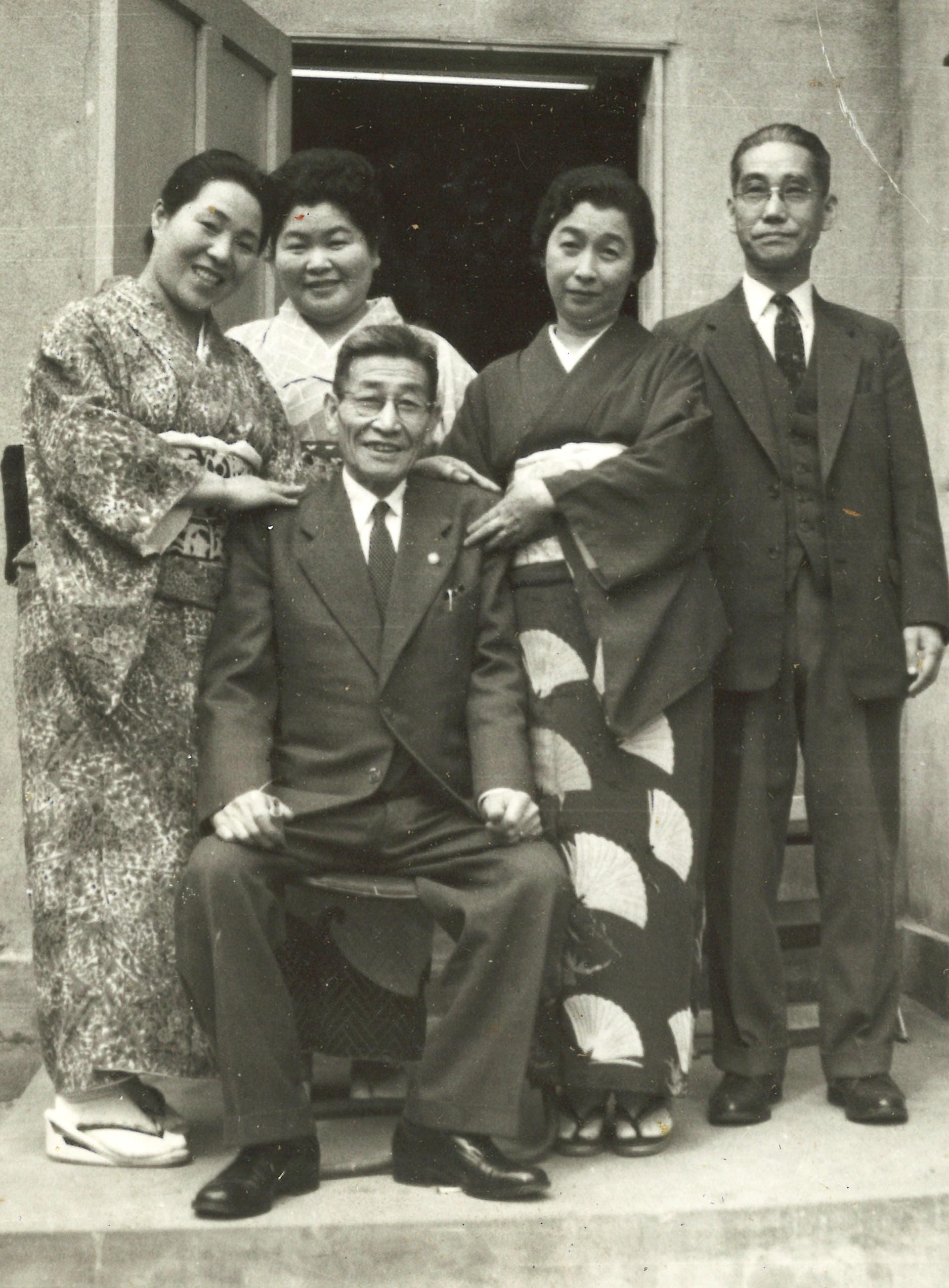 戦後、日本郷土民謡協会の理事長としても活躍した初代・青木好月（中央の座っている人物）