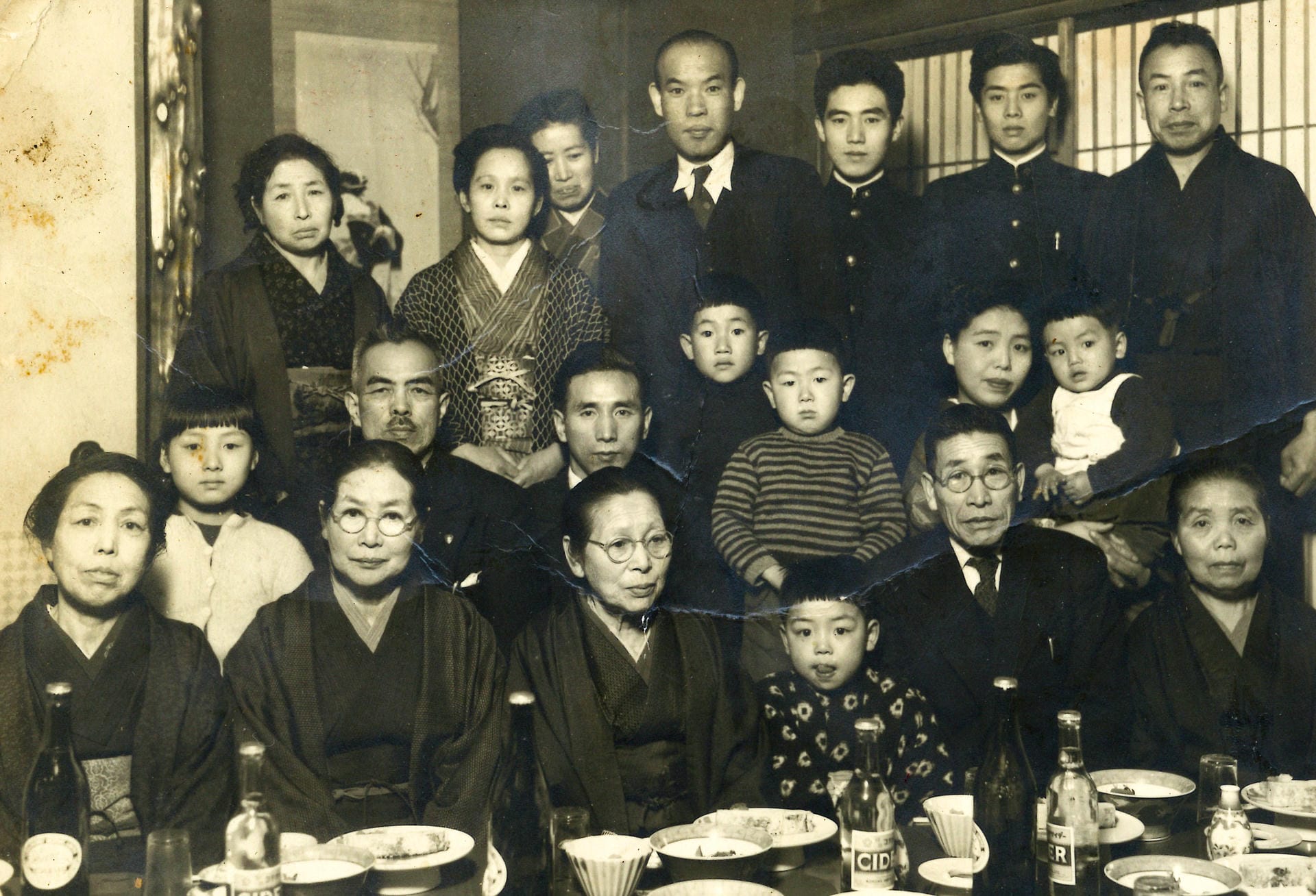 初代・好月（前列右から2人目）と弟の二代目・寅吉（最後列右端）がともに写った青木家の家族写真