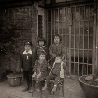 神田富山町時代の店舗外観。ガラス戸の内側に「はちまき」と書いたのれんが見える