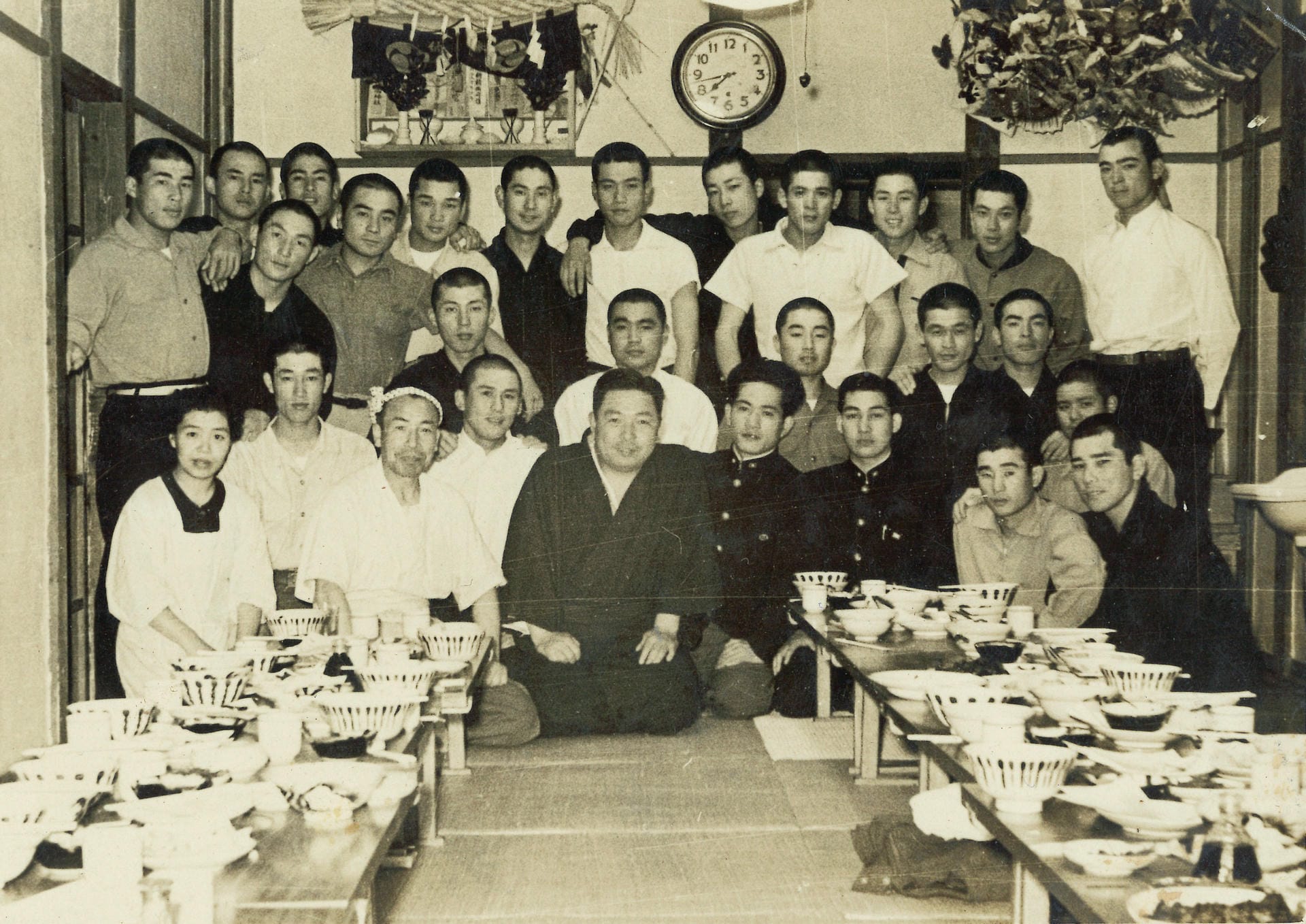 明大野球部の名物監督だった島岡御大監督（中央）、野球部の面々と寅吉