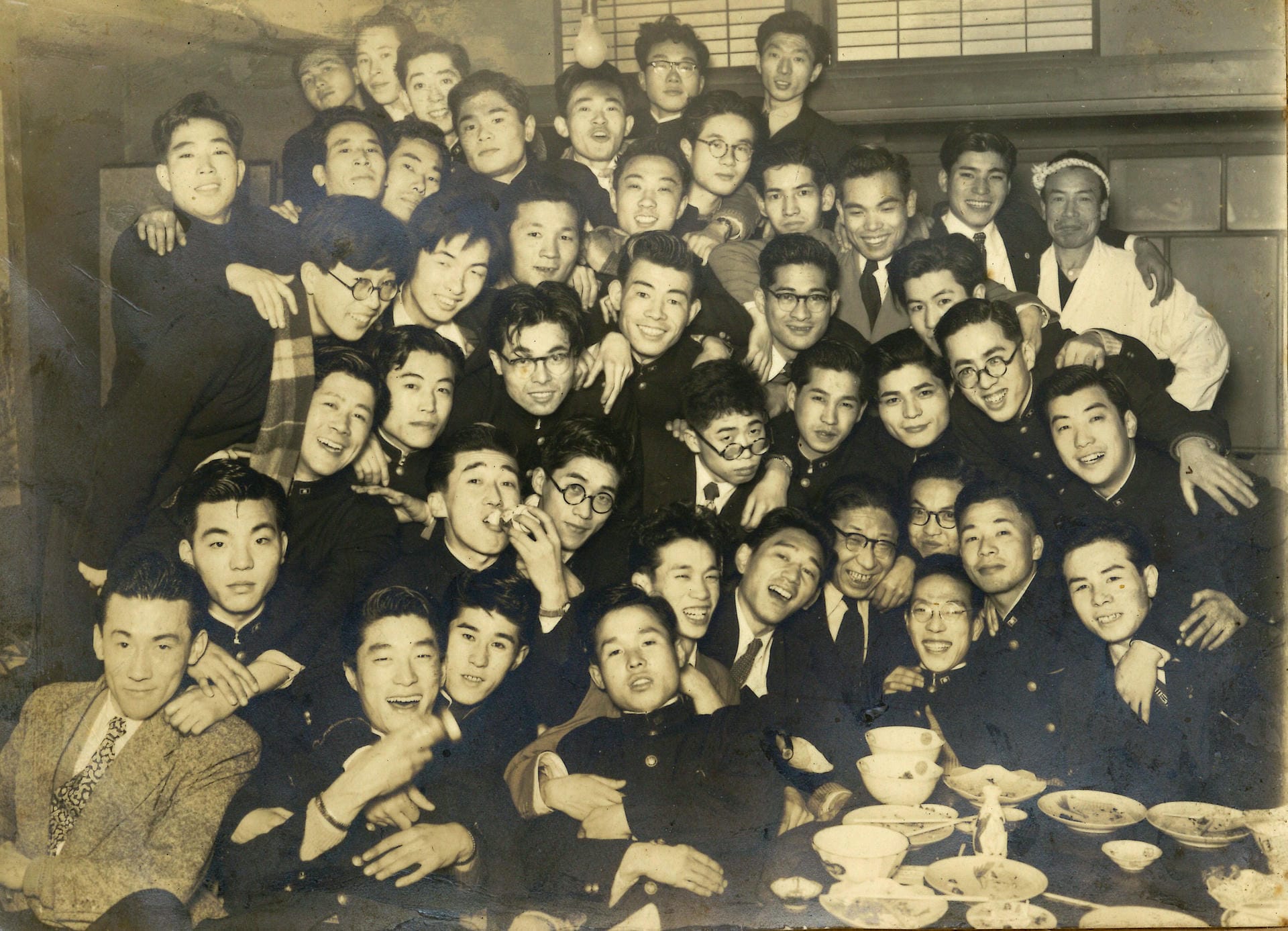 明治大学の学生たちと店主・寅吉