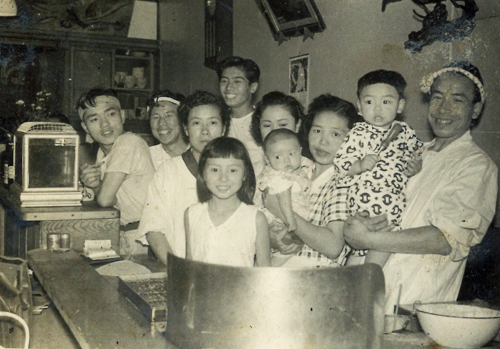 店主・寅吉と家族ら